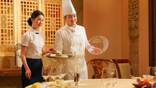 江苏南京：餐饮业回暖,“缺人”难题如何破解