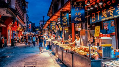 中国年轻人热衷追着美食去“打卡”