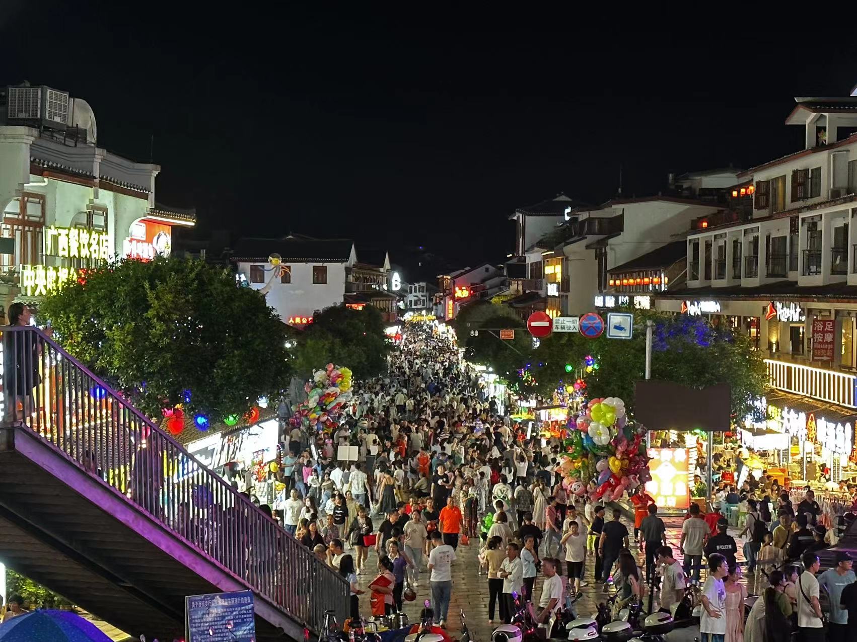 消费市场回暖稳中向好 亮点数据折射积极变化