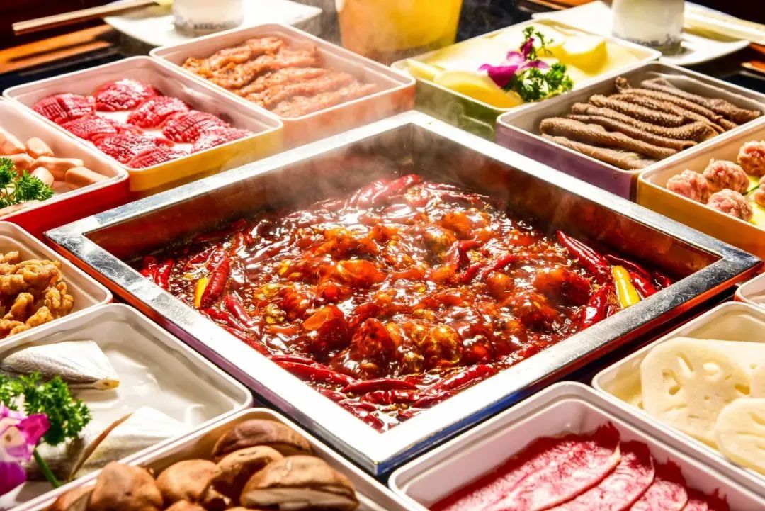 暖冬经济下火锅生意大热;近五成骑手对职业满意