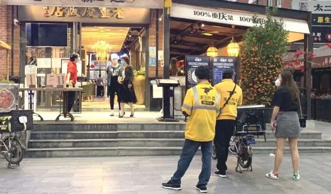 暖冬经济下火锅生意大热;近五成骑手对职业满意