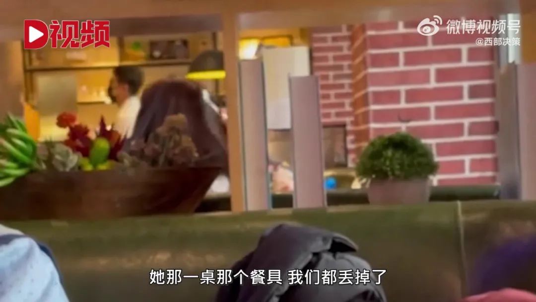 女子饭店就餐时用餐叉不断挠头!店家:已将其使用餐具丢弃