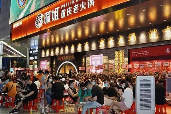 佩姐老火锅加盟费用:75.2万元（年利润76.8万）