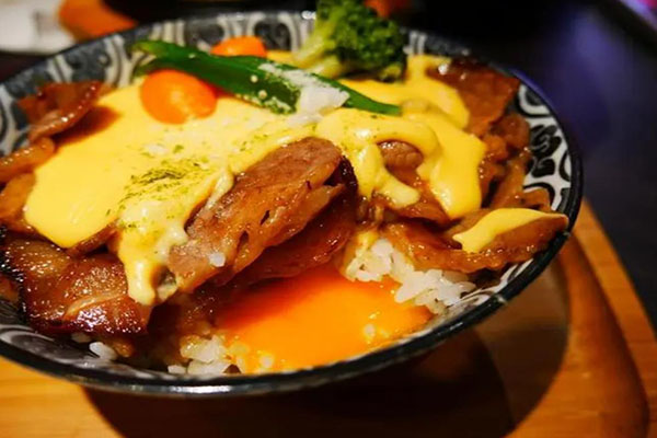 玉子猫元気烧肉饭加盟费多少:5万起（年利润60万）
