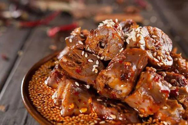 开一家绝味鸭脖店赚钱吗:赚钱，月利润1.2万起