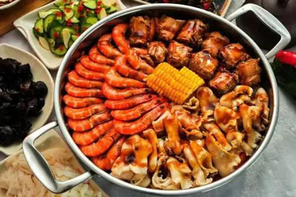 开一家焖锅店挣钱吗:挣钱,年利润20万起