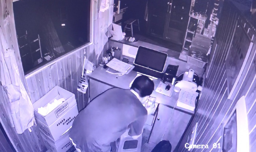 小偷凌晨潜入火锅店，还想先烫个毛肚再盗窃现金