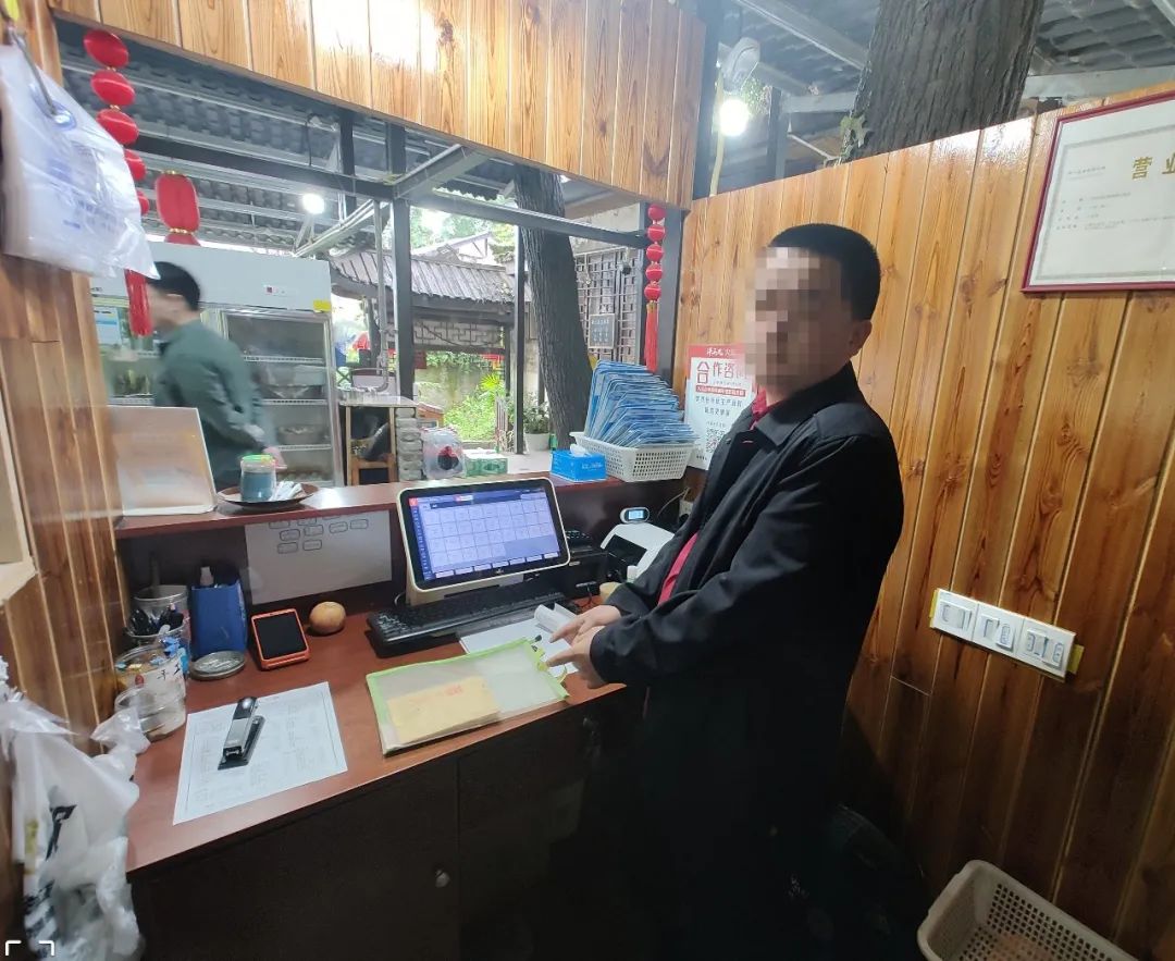 小偷凌晨潜入火锅店，还想先烫个毛肚再盗窃现金
