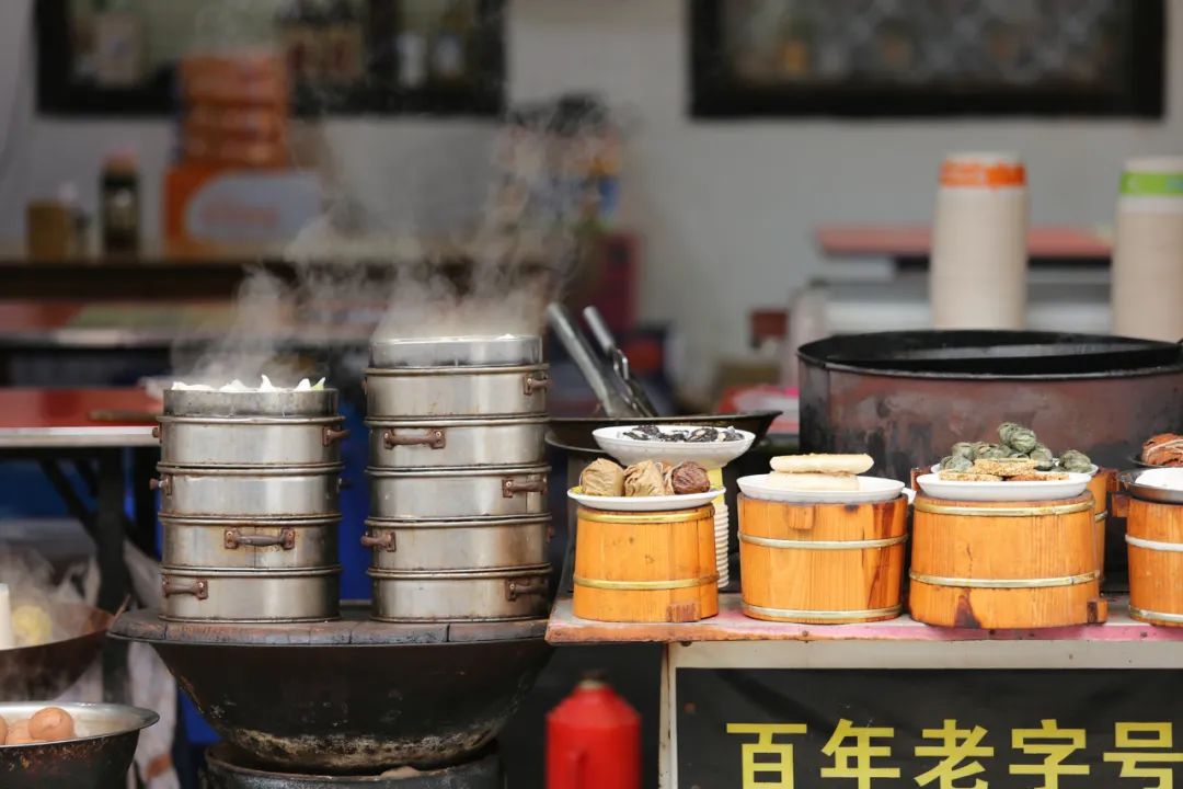 扎堆涌进万亿早餐市场，连锁餐企干得过夫妻店吗？
