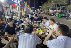 撸串、啤酒、小龙虾，多地官员带头逛夜市吃夜