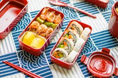 全球航司都盯上餐饮？泰航炸油条月入百万，日