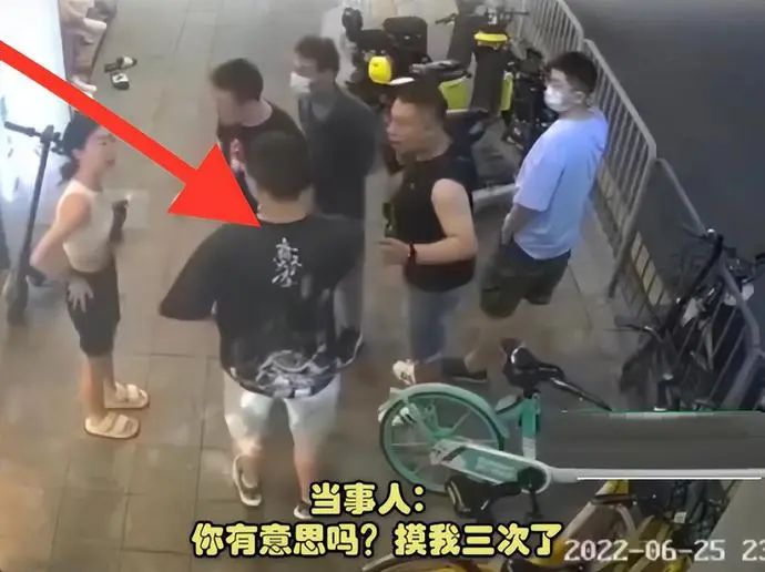 男子餐厅内摸老板娘屁股被怒斥：因为你是“上帝”忍了你两次！