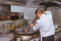 居民饱受餐饮店油烟之苦，商家拒不改正被查封