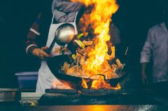 合肥一沿街餐饮店突发火灾，事发时顾客正在就