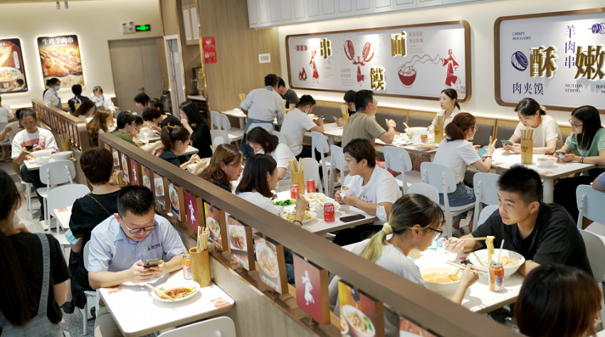 5年开万店，这家“餐饮航母”的底气和实力在哪？