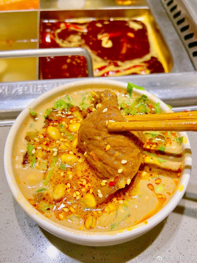 海底捞涨价话题登上热搜 部分成都门店：上半年就已涨价