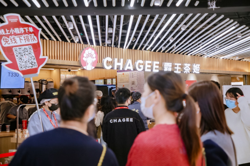 线上卖爆了!反套路的霸王茶姬靠“点单创新”赢了南京这一仗