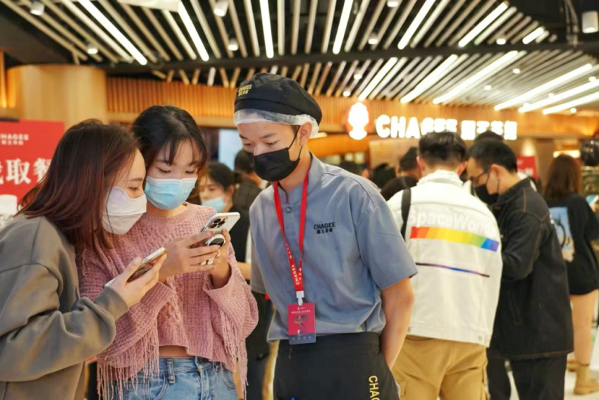 线上卖爆了!反套路的霸王茶姬靠“点单创新”赢了南京这一仗