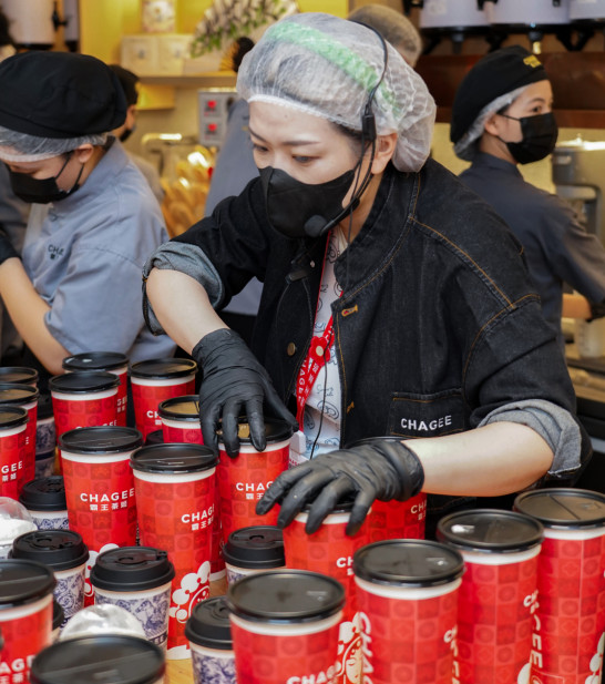 线上卖爆了!反套路的霸王茶姬靠“点单创新”赢了南京这一仗