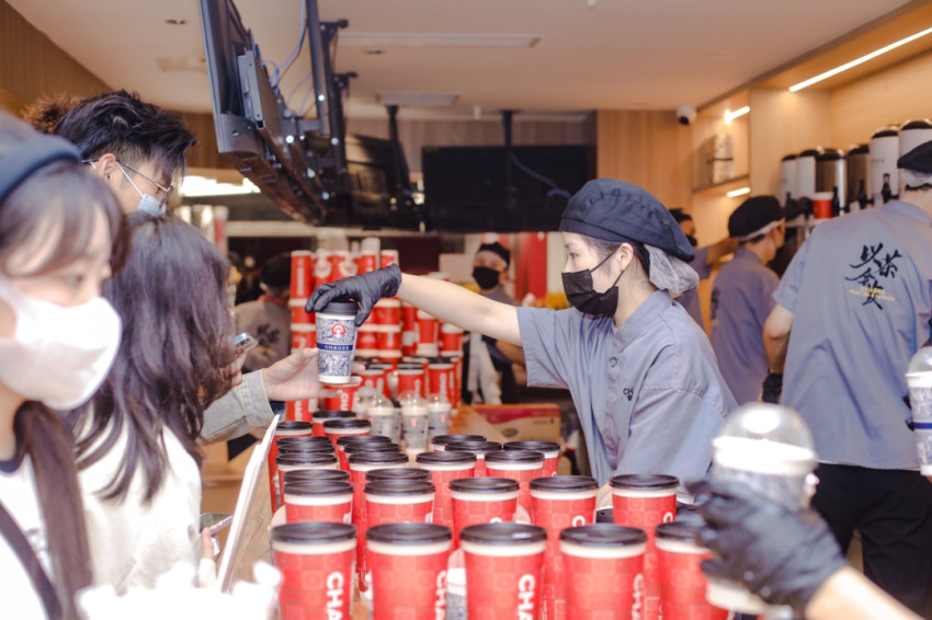 线上卖爆了!反套路的霸王茶姬靠“点单创新”赢了南京这一仗