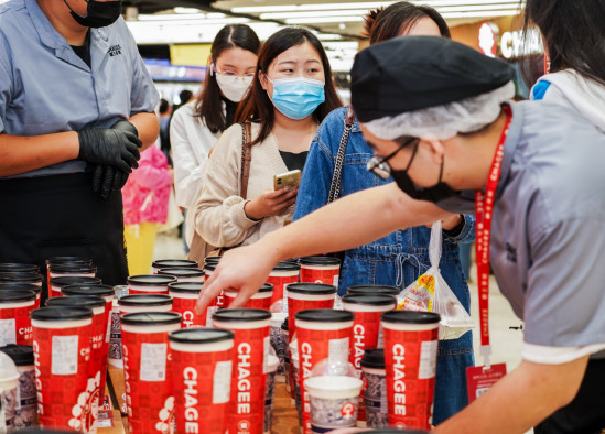 线上卖爆了!反套路的霸王茶姬靠“点单创新”赢了南京这一仗
