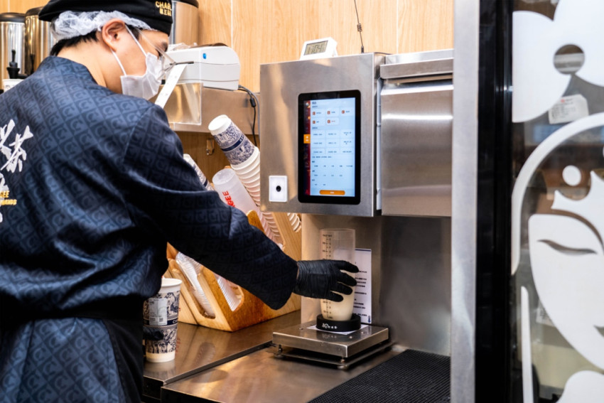 线上卖爆了!反套路的霸王茶姬靠“点单创新”赢了南京这一仗