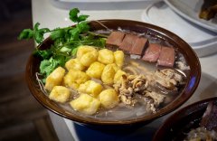 南京将制定鸭血粉丝汤团体标准，专家：应为“