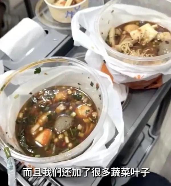 麻辣烫“刺客”?女生路边买2碗麻辣烫花了175元