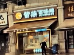 网传“紫燕百味鸡店员虐猫”，品牌方：野猫进