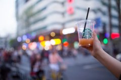反击瑞幸？星巴克推“沿街取”模式，将在1000