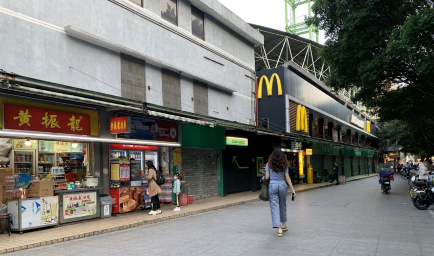 我在网红街区开餐饮店，月入25万……
