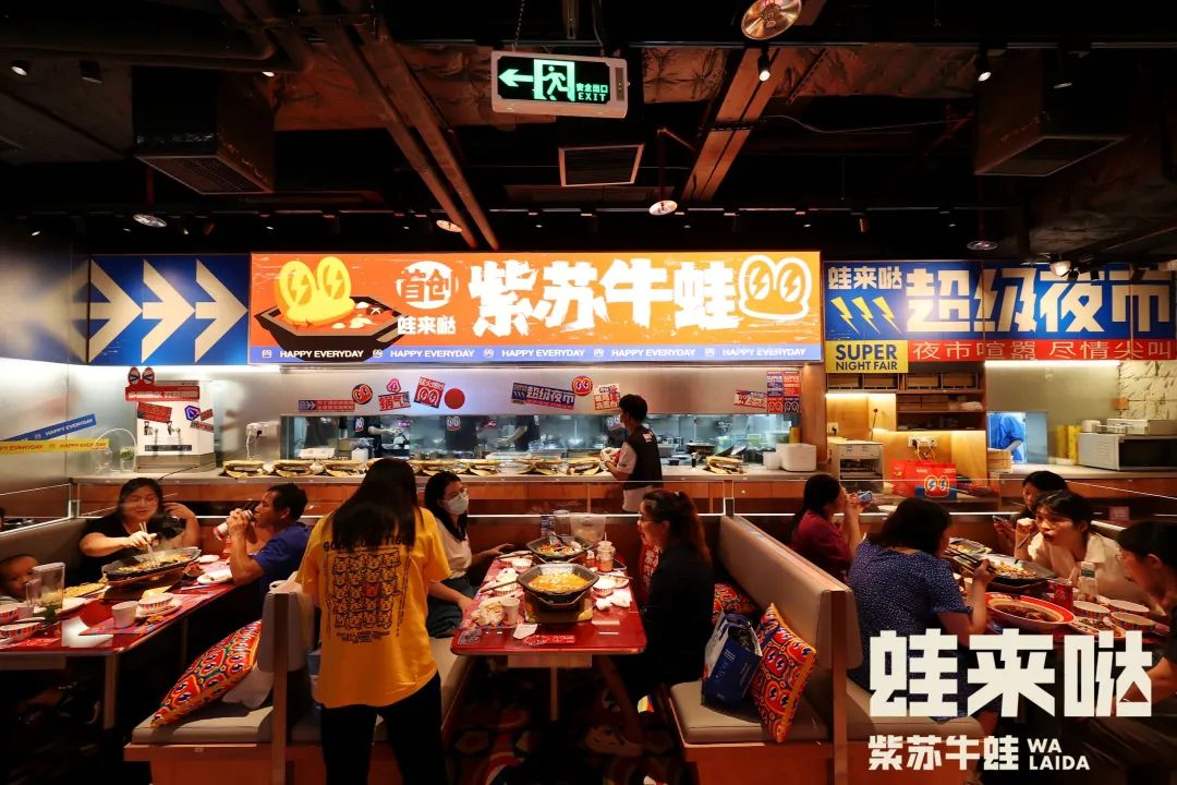 排位超2600多桌！这家牛蛙店在商场造了一个“超级夜市”