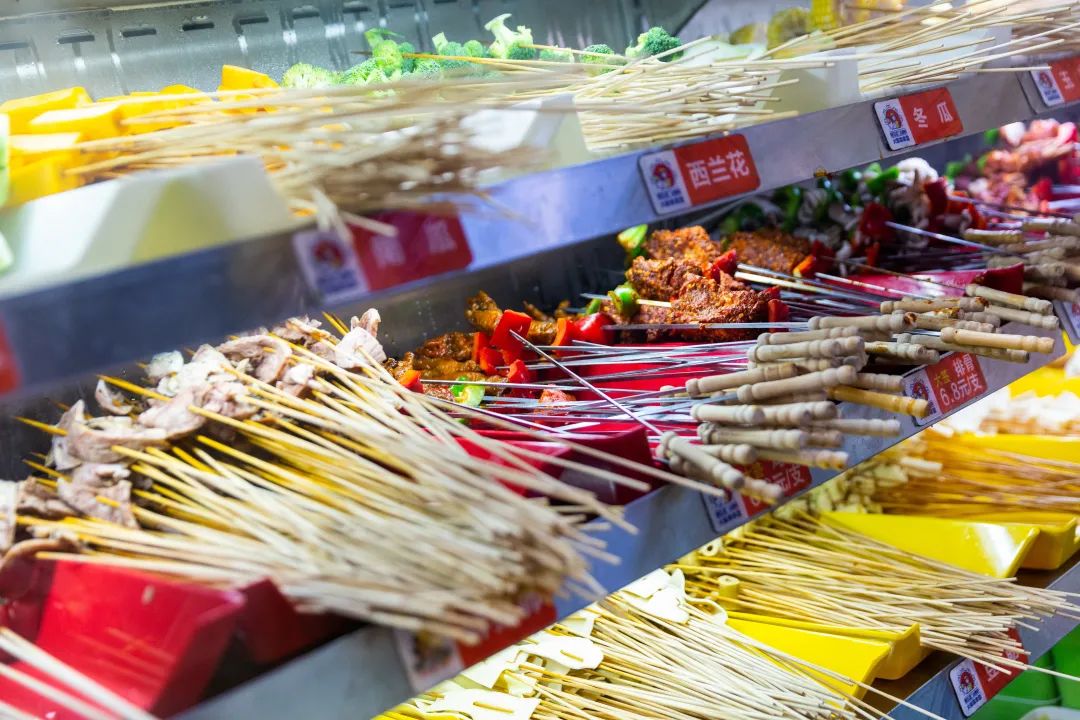 跳出品类红海！在串串香的发源地，这个品牌靠什么卷赢同行？