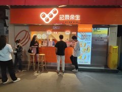 单价3-6元，年轻人排队买！这种街头小吃突然又