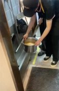 用自来水兑橙汁给顾客喝？浙江一网红餐厅被查