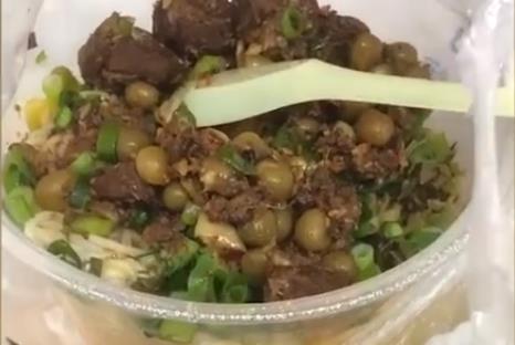 ﻿米粉外卖中数只白色蛆虫在蠕动，外卖食品安全谁来保障？