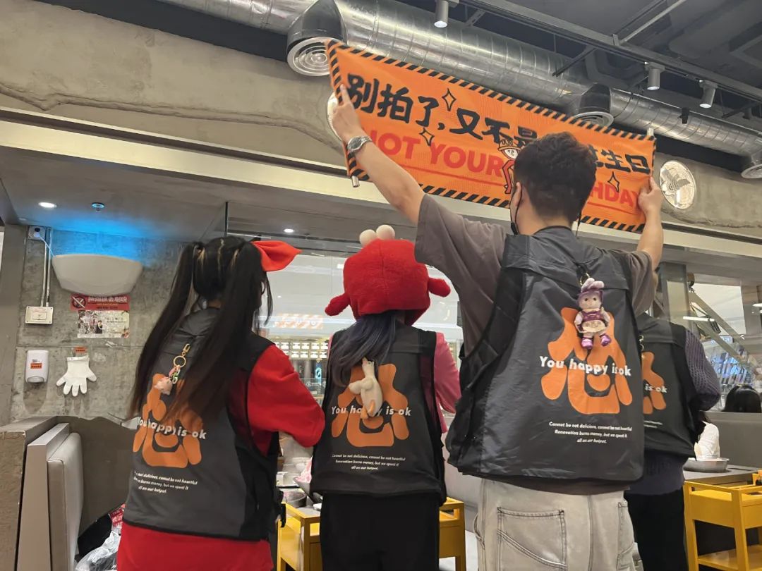 我在火锅店打工，还得会跳舞