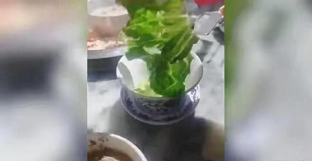 ﻿ 168元火锅套餐杯装生菜只有1片叶子，商家回应：疏忽导致