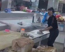 摊主给白猪肉涂木炭灰冒充“黑猪肉”？海口通